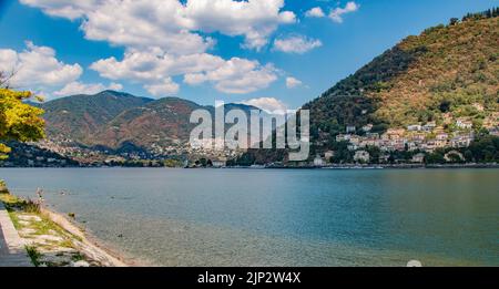 Atemberaubende Landschaft des Comer Sees, von der Stadt Como, an einem schönen Sommertag - Lombardie, Italien Stockfoto