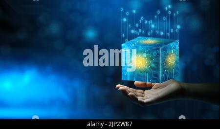 Geschäftsmann Hand halten Cube-Technologie mit abstrakt blauen Hintergrund. Blockchain-Netzwerksystem. Verarbeitung von Big Data Storage, Cloud-Daten. Stockfoto