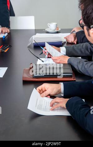 Eine vertikale Aufnahme eines Geschäftstreffens im Büro Stockfoto