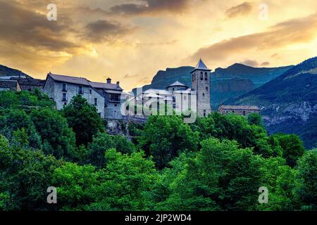 Ländliche Landschaft traditionelle Architektur in den Pyrenäen, Bergdorf bei Sonnenaufgang mit hohen Bergen und grünen Bäumen. Torla Ordesa. Stockfoto