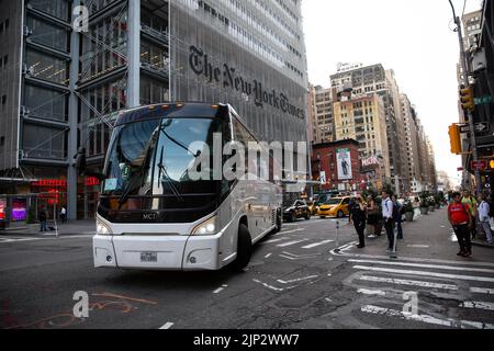 Ein Bus mit 52 Asylbewerbern aus Texas kam am 15. August 2022 in der Port Authority in New York City, NY, an. Nach Angaben von Kommissar Manuel Castro vom Büro des Bürgermeisters für Einwanderungsfragen, taten zwei von drei Bussen, die Texas verließen und anreisten, dies nicht. Der kommissar schätzt, dass etwa 120 Migranten, die nach New York City kommen sollen, unterwegs die Busse verlassen haben. Viele der Asylbewerber waren hungrig und krank, wurden Berichten zufolge gezwungen, ihre Rechte unter Zwang abzuzeichnen und wurden entweder von staatlichen Strafverfolgungsbehörden oder privater Sicherheit begleitet (Foto: Karla Coté/Sipa Stockfoto