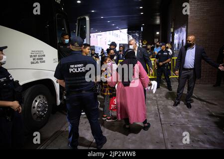 Ein Bus mit 52 Asylbewerbern aus Texas kam am 15. August 2022 in der Port Authority in New York City, NY, an. Nach Angaben von Kommissar Manuel Castro vom Büro des Bürgermeisters für Einwanderungsfragen, taten zwei von drei Bussen, die Texas verließen und anreisten, dies nicht. Der kommissar schätzt, dass etwa 120 Migranten, die nach New York City kommen sollen, unterwegs die Busse verlassen haben. Viele der Asylbewerber waren hungrig und krank, wurden Berichten zufolge gezwungen, ihre Rechte unter Zwang abzuzeichnen und wurden entweder von staatlichen Strafverfolgungsbehörden oder privater Sicherheit begleitet (Foto: Karla Coté/Sipa Stockfoto