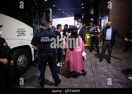 Ein Bus mit 52 Asylbewerbern aus Texas kam am 15. August 2022 in der Port Authority in New York City, NY, an. Nach Angaben von Kommissar Manuel Castro vom Büro des Bürgermeisters für Einwanderungsfragen, taten zwei von drei Bussen, die Texas verließen und anreisten, dies nicht. Der kommissar schätzt, dass etwa 120 Migranten, die nach New York City kommen sollen, unterwegs die Busse verlassen haben. Viele der Asylbewerber waren hungrig und krank, wurden Berichten zufolge gezwungen, ihre Rechte unter Zwang abzuzeichnen und wurden entweder von staatlichen Strafverfolgungsbehörden oder privater Sicherheit begleitet (Foto: Karla Coté/Sipa Stockfoto