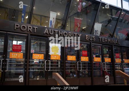 Ein Bus mit 52 Asylbewerbern aus Texas kam am 15. August 2022 in der Port Authority in New York City, NY, an. Nach Angaben von Kommissar Manuel Castro vom Büro des Bürgermeisters für Einwanderungsfragen, taten zwei von drei Bussen, die Texas verließen und anreisten, dies nicht. Der kommissar schätzt, dass etwa 120 Migranten, die nach New York City kommen sollen, unterwegs die Busse verlassen haben. Viele der Asylbewerber waren hungrig und krank, wurden Berichten zufolge gezwungen, ihre Rechte unter Zwang abzuzeichnen und wurden entweder von staatlichen Strafverfolgungsbehörden oder privater Sicherheit begleitet (Foto: Karla Coté/Sipa Stockfoto