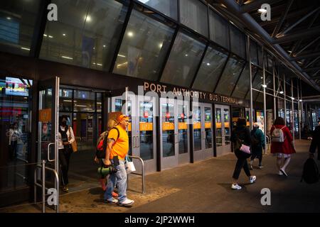 Ein Bus mit 52 Asylbewerbern aus Texas kam am 15. August 2022 in der Port Authority in New York City, NY, an. Nach Angaben von Kommissar Manuel Castro vom Büro des Bürgermeisters für Einwanderungsfragen, taten zwei von drei Bussen, die Texas verließen und anreisten, dies nicht. Der kommissar schätzt, dass etwa 120 Migranten, die nach New York City kommen sollen, unterwegs die Busse verlassen haben. Viele der Asylbewerber waren hungrig und krank, wurden Berichten zufolge gezwungen, ihre Rechte unter Zwang abzuzeichnen und wurden entweder von staatlichen Strafverfolgungsbehörden oder privater Sicherheit begleitet (Foto: Karla Coté/Sipa Stockfoto