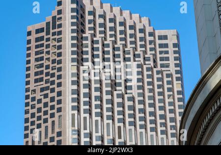 555 California St, San Francisco, zeigt die architektonischen Linien dieses ikonischen Gebäudes, in dem sich das Zentrum der Bank of America befindet. Stockfoto
