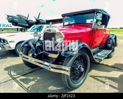 Altes rotes Ford-Modell Ein Coupé-Roadster mit Klappsitz um 1930. Vorderansicht links. CADEAA MNA 2022 Oldtimer-Show. Stockfoto