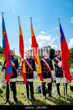 Vaduz, Liechtenstein. 15. Aug, 2022. Bewohner in Tracht in Vaduz, am 15. August 2022, Teilnahme an der katholischen Messe auf der Wiese anlässlich des Nationaltages von Liechtenstein Quelle: Albert Nieboer/Netherlands OUT/Point de Vue OUT/dpa/Alamy Live News Stockfoto