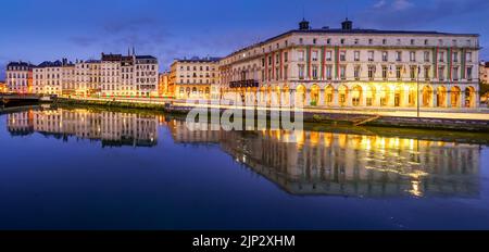 Stadt Bayonne in Frankreich in der Nacht mit Häusern der typischen Architektur und Reflexionen auf dem Fluss Adur. Europa. Stockfoto