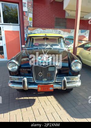 Old Siam Di Tella Riley 1500 vor 1959 - 1967 in the Street. Traditionelles schwarz-gelbes Taxi in Buenos Aires. Vorderansicht. Oldtimer-Show. Stockfoto