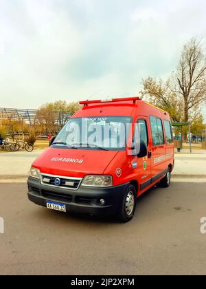 Alter roter Fiat Ducato Minibus für Feuerwehrmann Transport in einem Park. Natur, Bäume. Oldtimer-Show. Wird auch als Peugeot Boxer oder als Jumper Relay verkauft Stockfoto