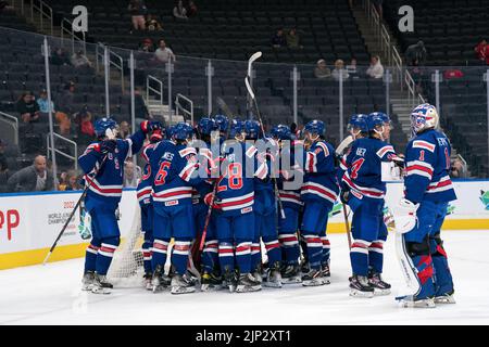 Edmonton, Alberta, Kanada. 14. August 2022. Das Team USA feiert dort den Sieg über Schweden bei einem Spiel der iihf-Junioren-Weltmeisterschaft 2022 im Rogers Place in Edmonton, Alberta. (Bild: © Matthew Helfrich/ZUMA Press Wire) Stockfoto