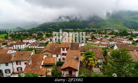 Luftaufnahme des französischen Hafens von san juan am Fuß des Hafens. Berge und Nebel im Hintergrund. Stockfoto