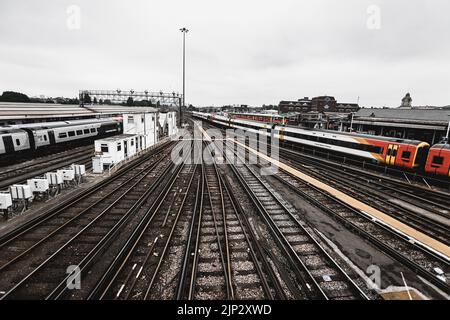 Die Züge am Bahnhof Clapham Junction. London, Großbritannien. Stockfoto