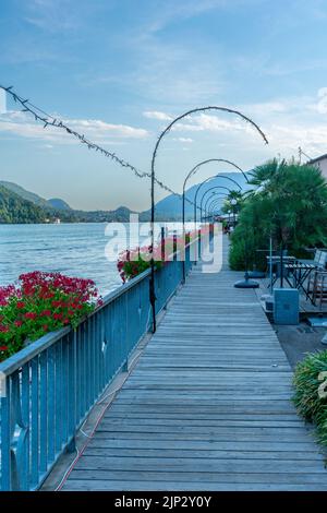 Eine vertikale Aufnahme eines Uferdurchgangs im Luganer See Kanton Tessin Morcote Swiss Stockfoto
