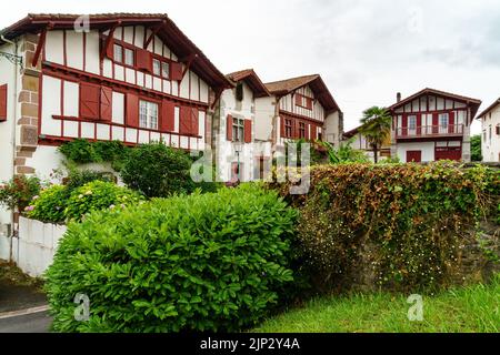 Straßen, Häuser und typische Architektur des Dorfes Sare im französischen Baskenland. Stockfoto