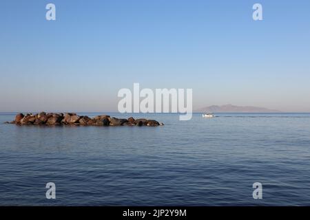 Eine schöne Aufnahme von Felsen im Meer Stockfoto