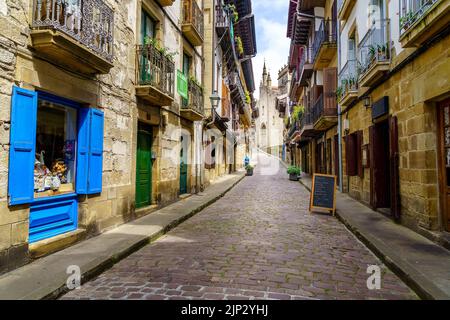 Die Hauptstraße der Stadt Hondarribia im Baskenland mit ihren alten traditionellen Häusern und charmanten Straßen. Spanien. Stockfoto