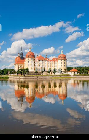 Schloss Moritzburg bei Dresden, schöne Reflexion, Sachsen, Deutschland Stockfoto