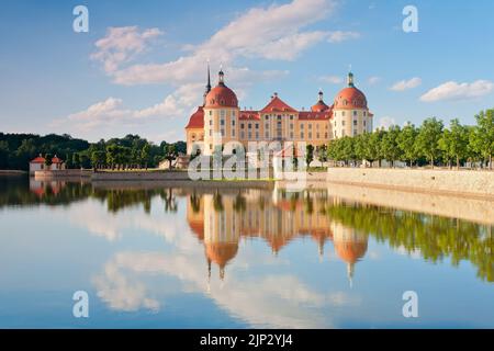 Schloss Moritzburg bei Dresden, schöne Reflexion, Sachsen, Deutschland Stockfoto