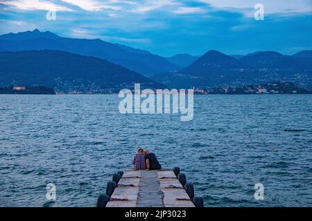 Schöner Lago Maggiore bei Sonnenuntergang an einem heißen Sommertag, Piedmote, Italien Stockfoto