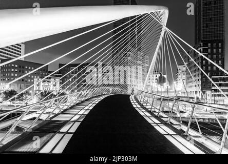 Zubizuri-Brücke im Baskenland von Bilbao, Spanien. In Schwarzweiß monochrom. Spanien. Stockfoto