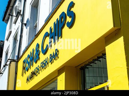 Dorking, Surrey Hills, London, Großbritannien, August 13 2022, Traditional Fish and Chip Shop Logo und Schilder Nahaufnahme ohne Menschen Stockfoto