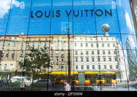 Warschau, Polen, Detail, Ladenfront, Louis Vuitton, LVMH, Luxus-Bekleidungsgeschäft, Straßenszene, Altstadt, Logo Stockfoto