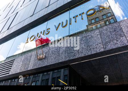 Warschau, Polen, Detailschild, Louis Vuitton, LVMH, Luxusbekleidungsgeschäft, modernes Gebäude, Stadtzentrum, Einkaufszentrum, Gebäudereflexion, Straßenszene, Logo Stockfoto