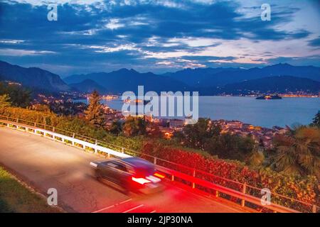 Schöner Lago Maggiore bei Sonnenuntergang an einem heißen Sommertag, Piedmote, Italien Stockfoto