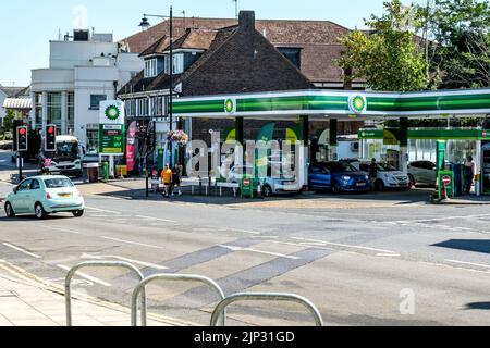 Dorking, Surrey Hills, London, Großbritannien, August 13 2022, BP High Street Retail Filling or Petrol Station Stockfoto