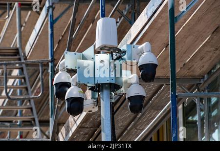 Berlin, Deutschland. 15. August 2022. Überwachungskameras sind auf einer Baustelle im neuen Quartier in der Heidestraße zu sehen. Die Bauarbeiten auf dem mehrere Hektar großen Gelände in Europacity sollen bis 2023 fortgesetzt werden. Tausende Menschen werden dort dann ein neues Zuhause finden, während andere für eines der zahlreichen Unternehmen arbeiten werden. Quelle: Paul Zinken/dpa/Alamy Live News Stockfoto