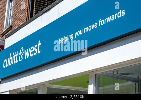 Dorking, Surrey Hills, London, Großbritannien, August 13 2022, Cubitt und West Estate Agent Sign and Shop Front Stockfoto