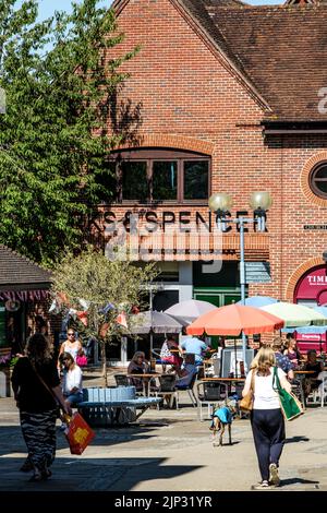 Dorking, Surrey Hills, London, Großbritannien, August 13 2022, Außenansicht des Marks and Spencer Building mit Menschen, die auf der Café-Terrasse sitzen und sich bei Einem sonnigen Sommer entspannen Stockfoto