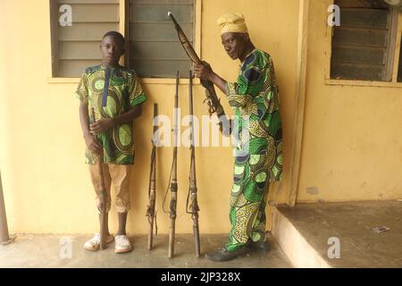 Einheimische Jäger nehmen am Osun-Osogbo-Festival in Osogbo, der Hauptstadt des südwestlichen Staates Osun, Teil. Das Osun-Osogbo-Festival bietet den Einheimischen von Osogbo, Touristen und anderen Vergnügungsliebhabern die Möglichkeit, sich in der Stadt zu treffen, um die jährliche Feier der weiblichen Gottheit Yoruba zu feiern, von der angenommen wird, dass sie Anhängern Glück und Fruchtbarkeit bringt. Das Festival hat weltweit Anerkennung gefunden. Nigeria. Stockfoto