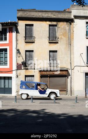 Ein geschlossenes Mercerie-Geschäft in der Rue Barbacane in Carcassonne in Frankreich. Stockfoto