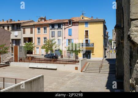 Bunte französische Häuser neben der Kathedrale Saint - Michel in Carcassonne, Frankreich. Stockfoto
