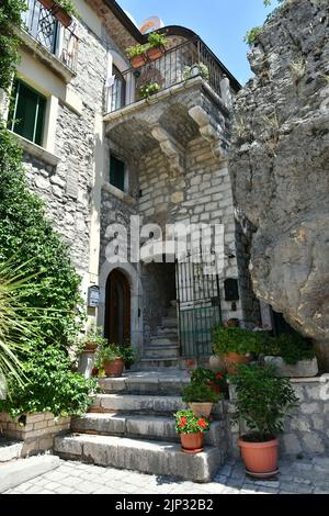 Ein altes Haus in Cusano Mutri, einem mittelalterlichen Dorf in der Provinz Benevento in Kampanien Stockfoto