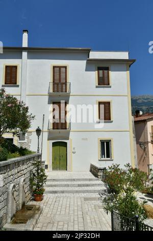 Ein altes Haus in Cusano Mutri, einem mittelalterlichen Dorf in der Provinz Benevento in Kampanien Stockfoto