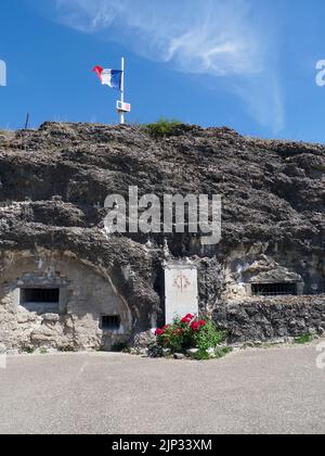 Die französische Flagge fliegt über die Ruinen von Fort Vaux, Verdun, Meuse Department, Grand Est, Frankreich, Europa Stockfoto