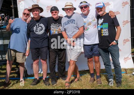 Dave Mattacks, Gerry Conway, Ric Sanders, Simon Nicol, Dave Pegg und Chris Leslie von der Fairport Convention stehen hinter der Bühne im Cropredy Convent von Fairport Stockfoto