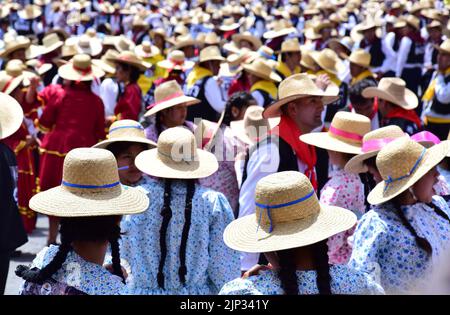 Menschen tragen traditionelle Kleidung bei lokalen Feiern auf dem Hauptplatz der Stadt. Stockfoto