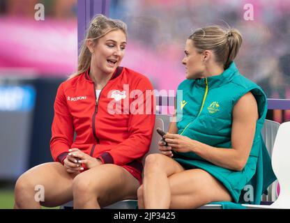 Molly Caudery aus England und Nina Kennedy aus Australien, die bei den Commonwealth Games im Alexander Stadium in Birmi beim Polsprung-Finale der Frauen gegeneinander antreten Stockfoto