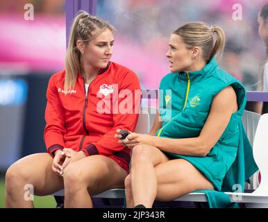 Molly Caudery aus England und Nina Kennedy aus Australien, die bei den Commonwealth Games im Alexander Stadium in Birmi beim Polsprung-Finale der Frauen gegeneinander antreten Stockfoto