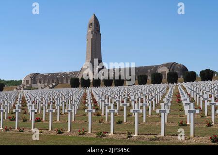 Einfache weiße Kreuze markieren die Gräber gefallener französischer Soldaten, Douaumont Ossuary, Verdun, Meuse Department, Grand Est, Frankreich, Europa Stockfoto