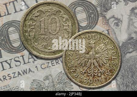 Nahaufnahme von polnischen grosz-Münzen aus dem Jahr 10 auf Bankntone Stockfoto