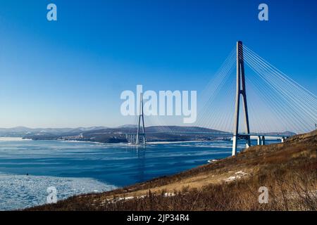 Eine Brücke, die Wladiwostok mit der Insel Russki verbindet Stockfoto