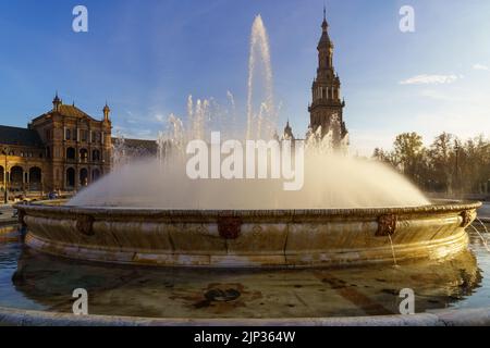 Brunnen mit Enten auf der Plaza de España in Sevilla, an einem sonnigen Tag bei Sonnenuntergang, ruhige und entspannende Atmosphäre. Andalusien, Spanien. Stockfoto