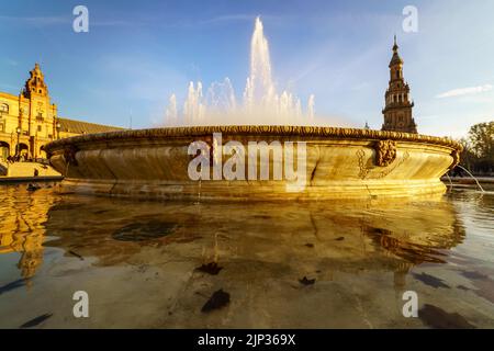 Brunnen mit Enten auf der Plaza de España in Sevilla, an einem sonnigen Tag bei Sonnenuntergang, ruhige und entspannende Atmosphäre. Andalusien, Spanien. Stockfoto