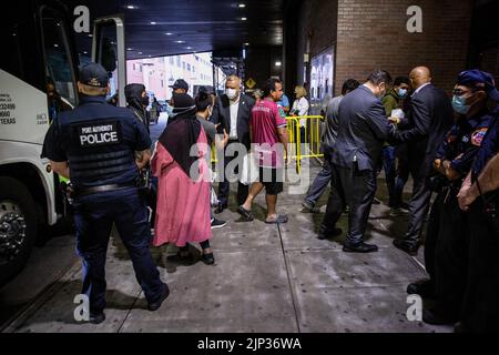 New York, USA, 15/08/2022, Asylsuchende verlassen den Bus. Ein Bus mit 52 Asylbewerbern aus Texas kam in Port Authority an. Nach Angaben von Kommissar Manuel Castro vom Büro des Bürgermeisters für Einwanderungsfragen, taten zwei von drei Bussen, die Texas verließen und anreisten, dies nicht. Der kommissar schätzt, dass etwa 120 Migranten, die nach New York City kommen sollen, unterwegs die Busse verlassen haben. Viele der Asylbewerber waren hungrig und krank, wurden Berichten zufolge gezwungen, ihre Rechte unter Druck abzuzeichnen und wurden entweder von staatlichen Strafverfolgungsbehörden oder privater Sicherheit begleitet. Stockfoto